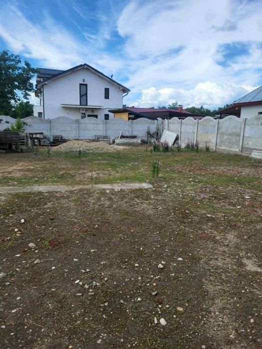 Vand teren 420m2 la strada(ingradire gard de beton si porti noi+magazie,fantana si utilitati),7km de Craiova in Simnicu de Sus