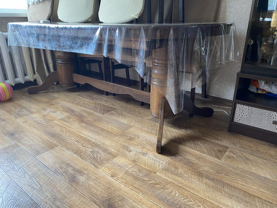 Срочно продам стол со стульями