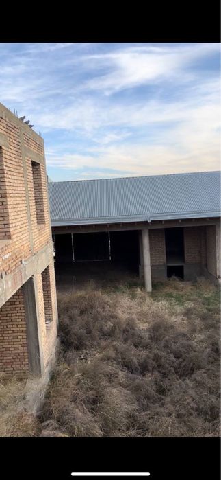 Продаеться большой не достроенный дом