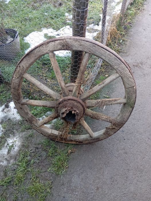 Roata antică de lemn pt căruță