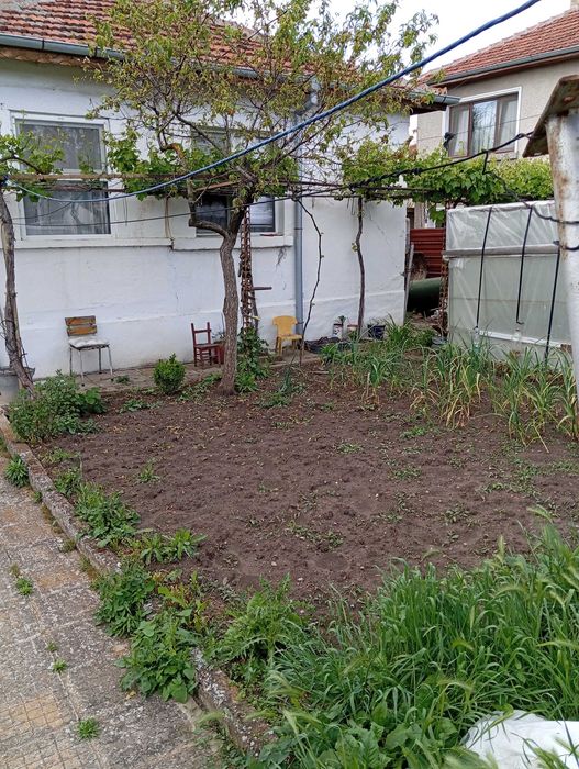 Продава се едноетажна къща в гр. Елхово, обл. Ямбол
