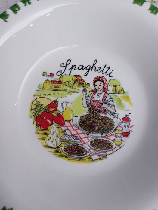 Блюдо и две тарелки