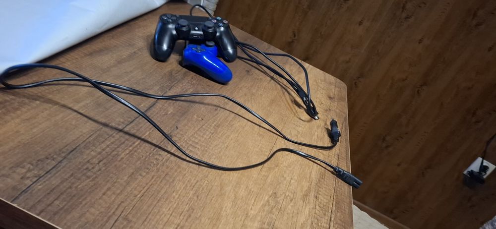 Продавам PS4  с игри и джойстици