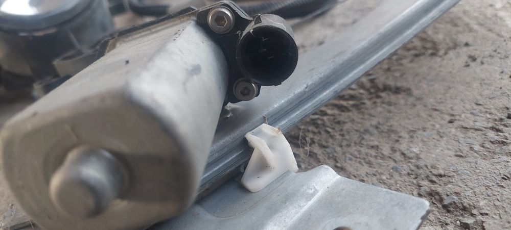 Машинки за ел стъкла тасове рено дачия Касетофони и CD - та и кабели з