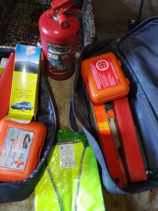 Продам набор аптечку огнетушитель и т. д