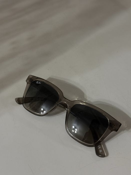 Оригинальные солнцезащитные очки Ray-Ban.