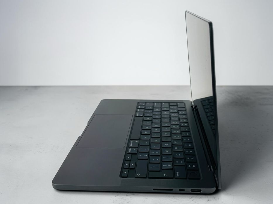 KATO НОВ! MacBook Pro 14" 2024 M4 Pro с 14C/20G 24RAM 512SSD Гаранция!