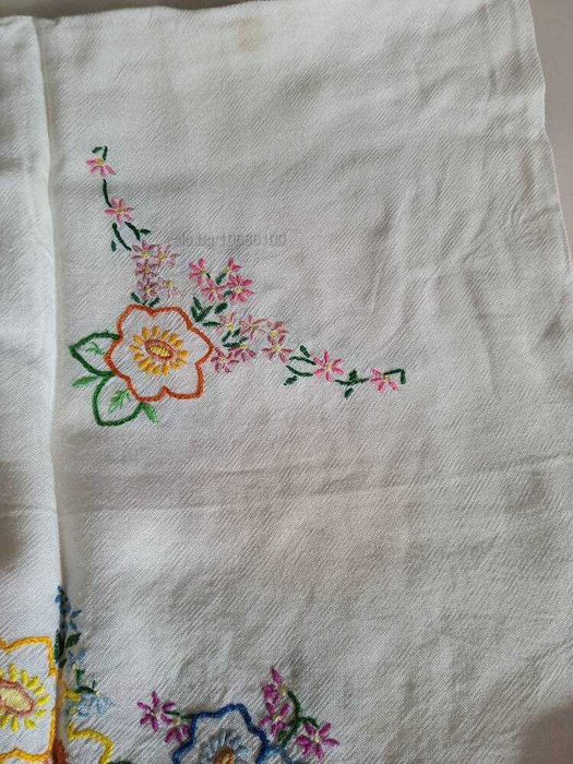 Старинна ръчно изработена покривка за маса с размери 164*125 см.