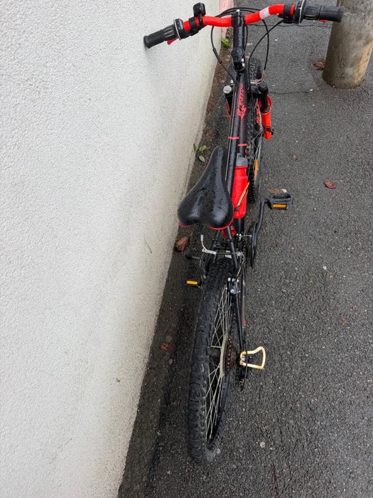 Bicicleta B'Twin Rockrider 500 (24 inch) pentru copii / juniori.
