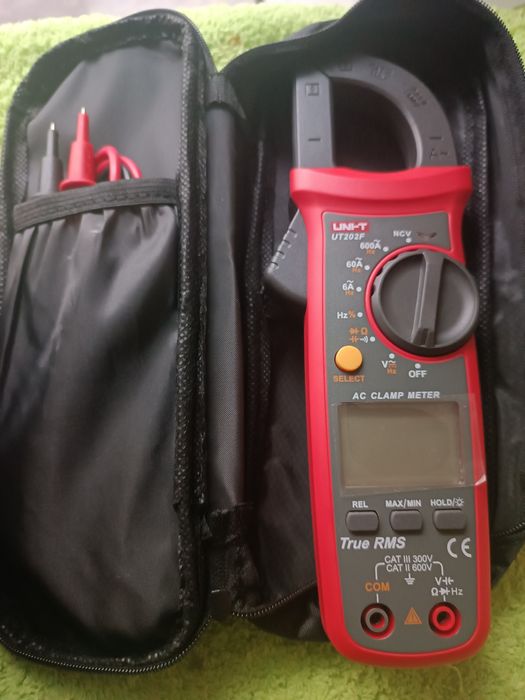 Clapmetru cu funcții de multimetru UNI T