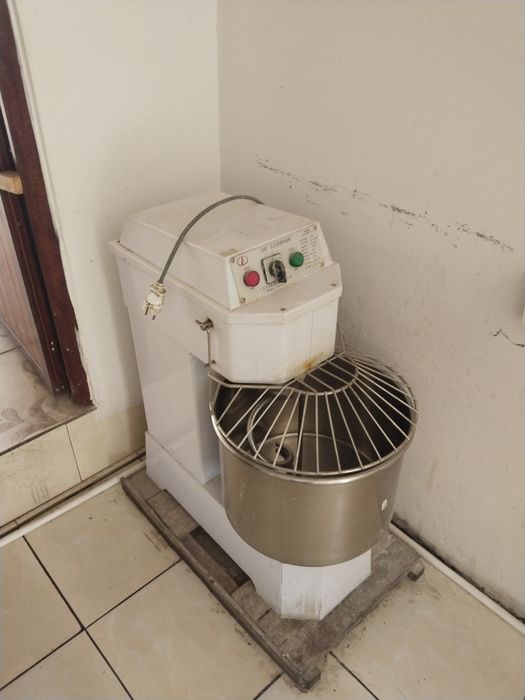 Кафедаги шу нарсаларни сотаман Яна бошка нарсалар хам бор