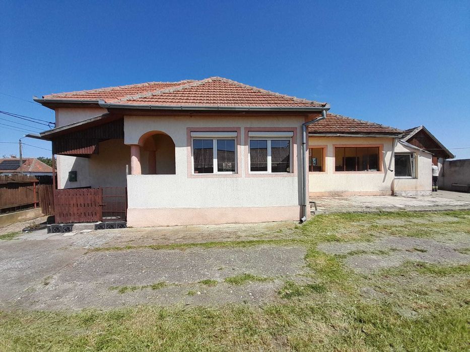 Vând casă în Mădăras  cu suprafață de 186mp, împreună cu teren și anexe.Telefon: 0744956082