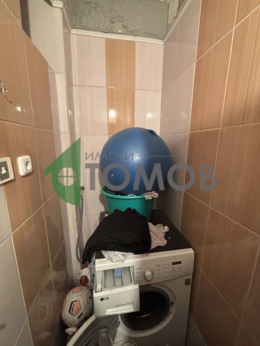 Просторен тристаен апартамент с търговско помещение в района на Центъ