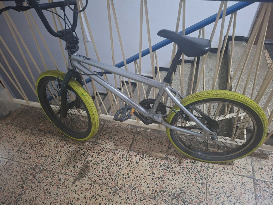 Vand bicicletă bmx,in stare buna!poate fi folosita pana la varsta de 14 ani.nu trimit prin curier!zona de ridicare mega mall