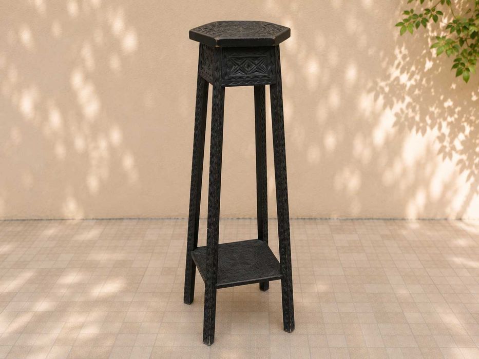 Set mobilier sculptat manual în stil neo-românesc / tradițional românesc