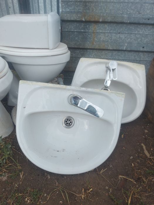 Продам унитазы раковины