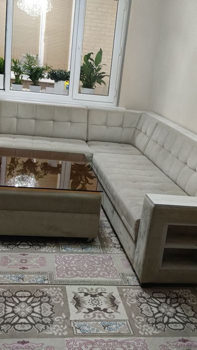 Мягкий угловой диван.