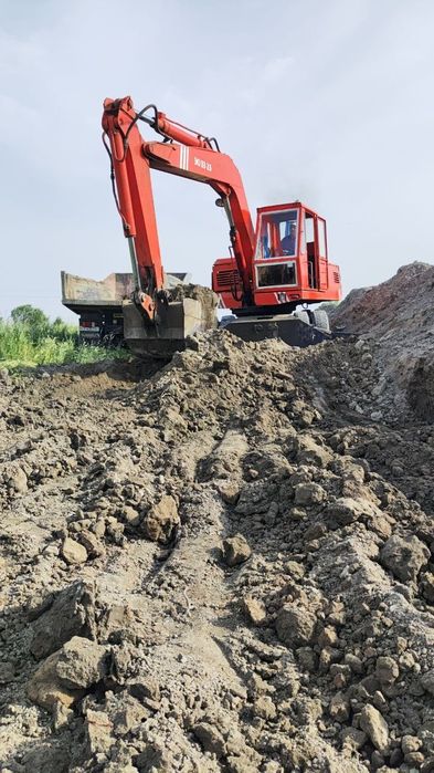 Ekskvator srochno sotiladi