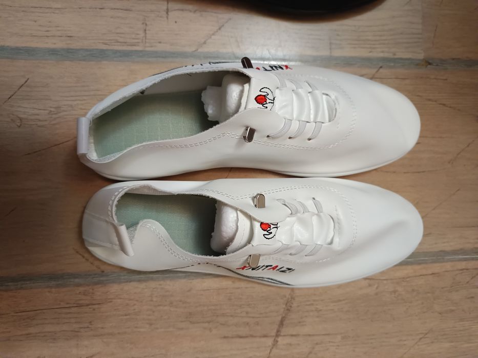 Маратонки нови 43