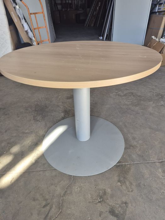 Кръгли маси с метални крака