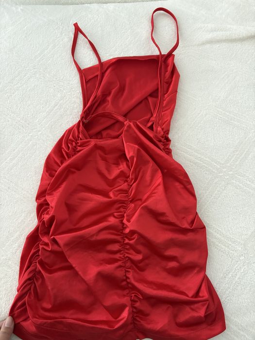 Елегантна червена мини рокля