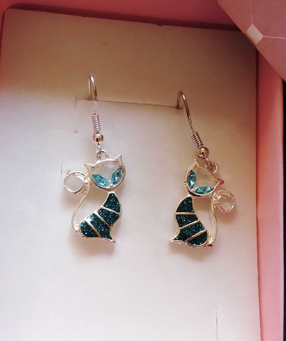 12 различни,нови, сребърни обеци. Различни модели. 25/60 лв.,в кутия