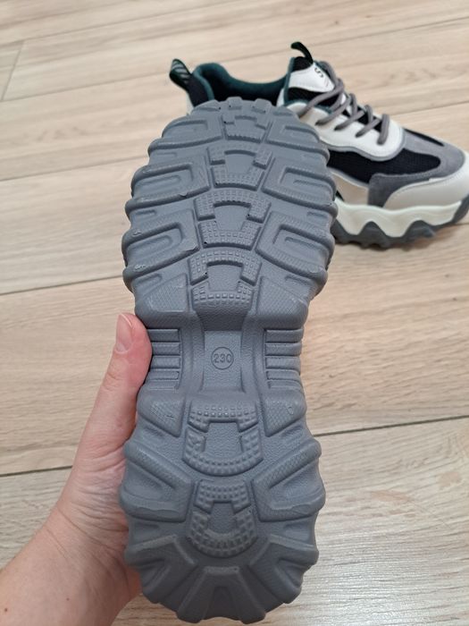 Кроссовки кожанные