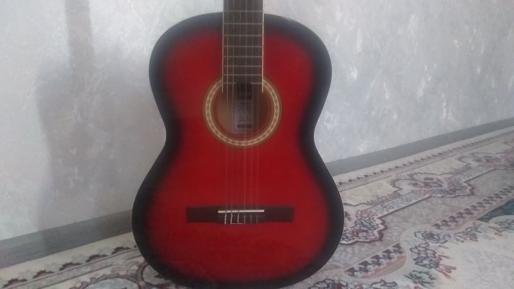 Klassik gitara sotiladi