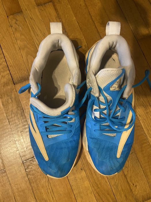 Vand adidasi de baschet Nike