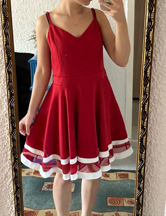 Продават се- червената рокля 20 лв, зелената -30лв, дънките- 15лв