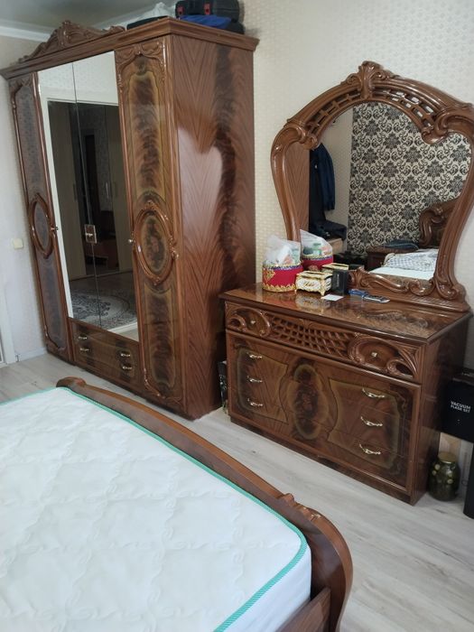 Продам спальный гарнитур 200000