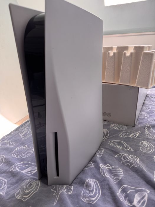 PS5 825GB Disk Version – ТОП състояние, пълен комплект, готова за игра