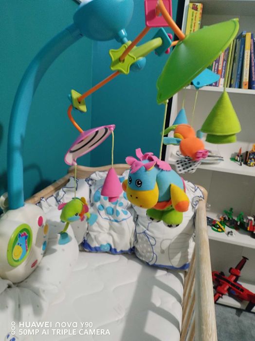 Бебешко креватче с люлеещ механизъм.