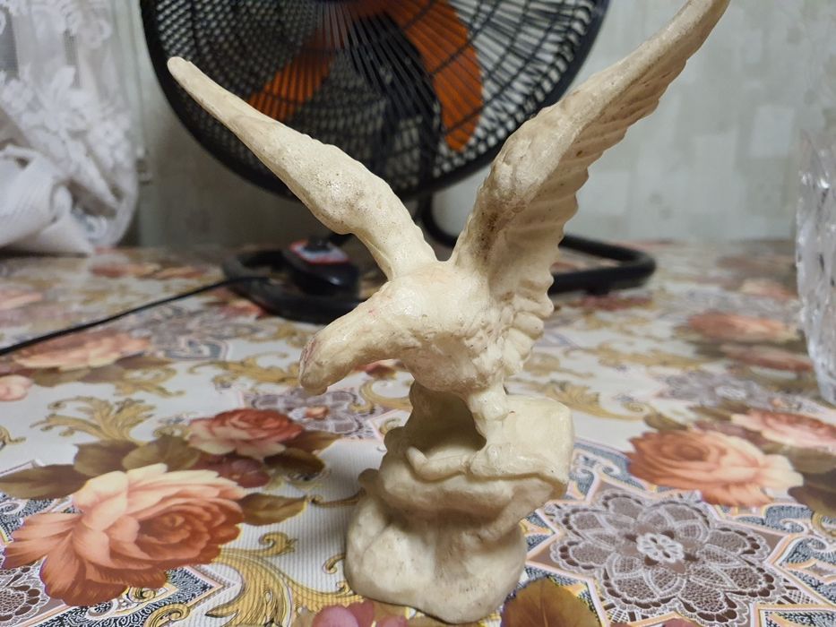 Статуэтки фигурки в хорошем состоянии -орёл фосфоцирующий