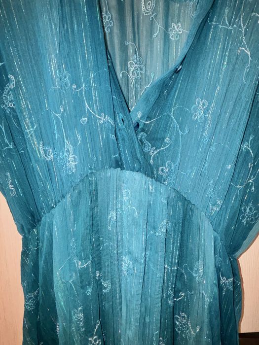 Рокля с бляскави нишки