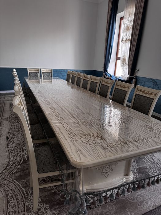 Стол со стульями