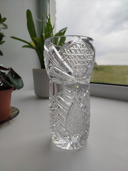 Продам хрустальную вазу.