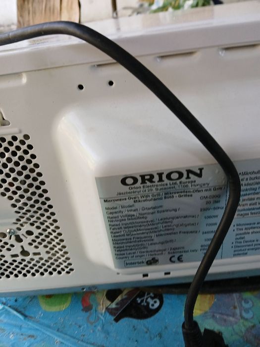 Vând cuptor cu microunde NOU !