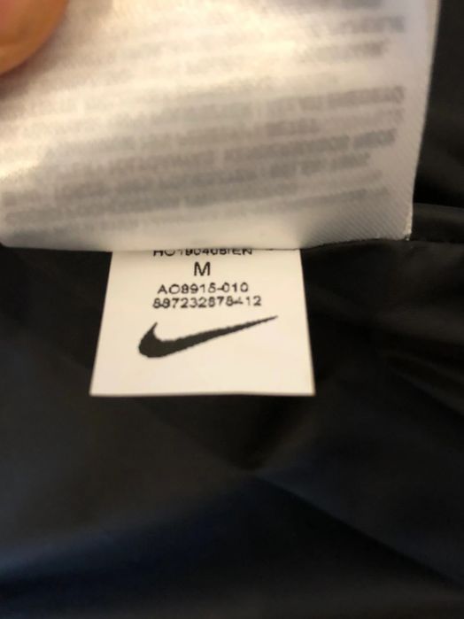 Geaca Nike nouă cu etichetele pe ea