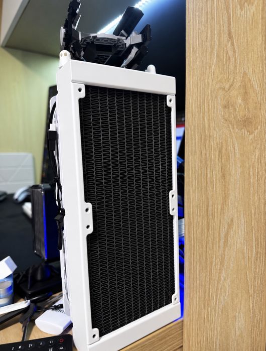 Водно охлаждане arctic freezer II pro с сини щипки за тръби