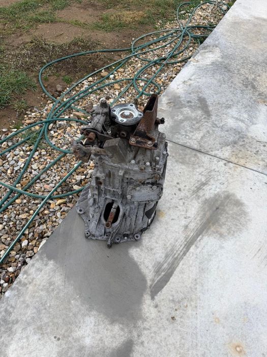 Vand lada de scule si alte piese de iveco