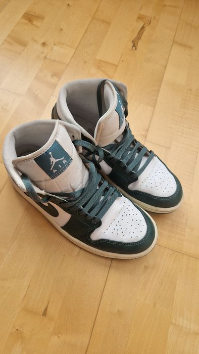 • Nike Air Jordan 1 Retro Mid