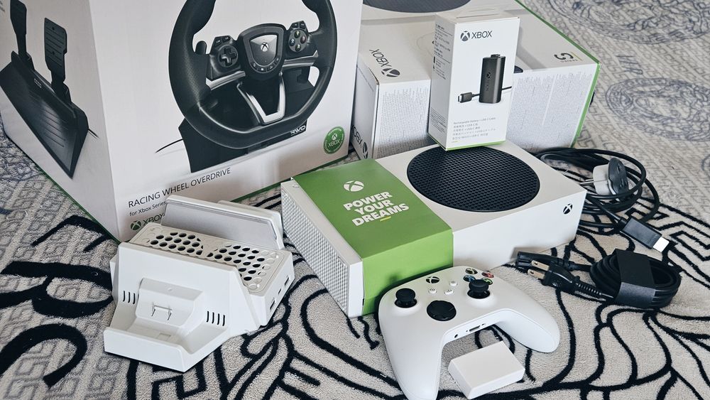 Продам Xbox series S (комплект)