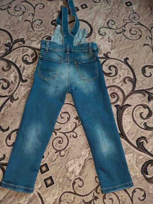 Стильные потёртые джинсы - комбинезон 5-6