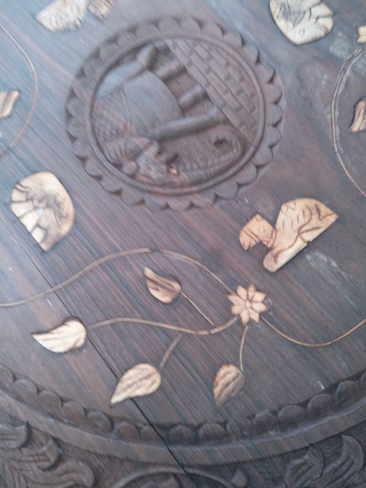 Продавам старинна дървена масичка ръчна дърворезба