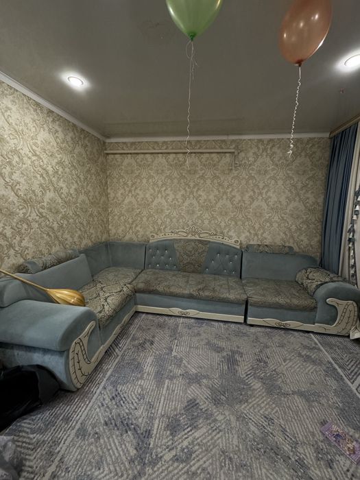 Угловой диван. Состояние среднее.