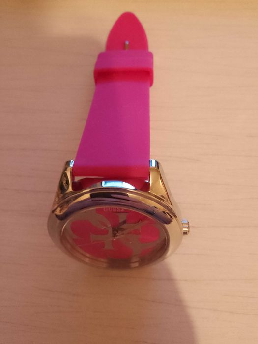 Guess оригинален НОВ дамски  часовник