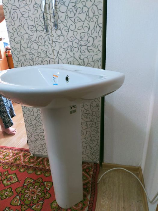 Раковина с ножкой