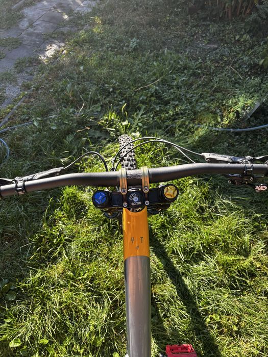 YT Tues Uncaged 11 (Ediție Limitată) – Suspensie Öhlins