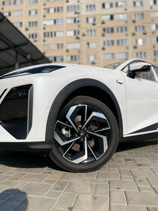 Белая машина Диипал